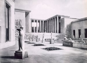 Patio interior del Museo de Arte Moderno en la Exposición Internacional de París, 1937 de French Photographer